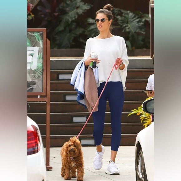 High-Waisted Navy capris with Pockets - Picture 7 of 8